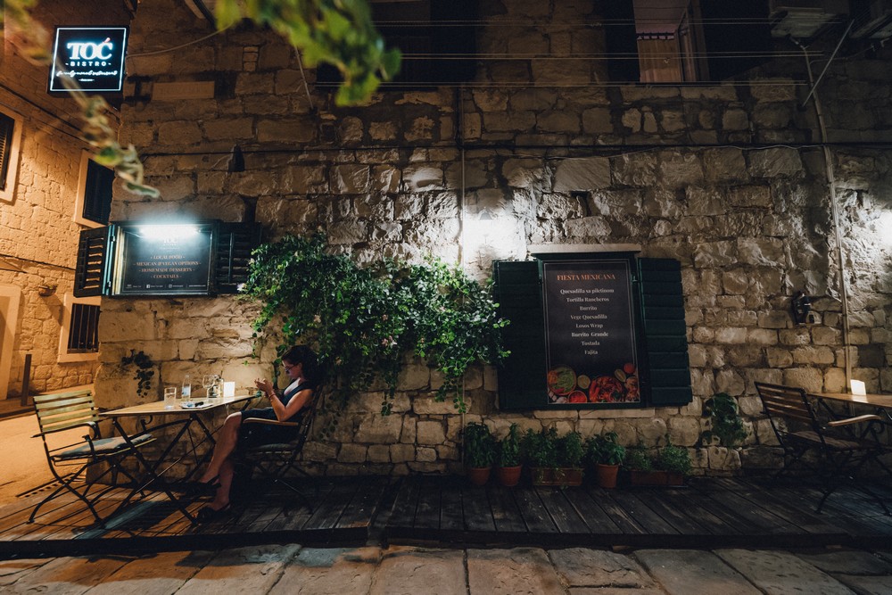 Bistro Toć terasa u Splitu navečer